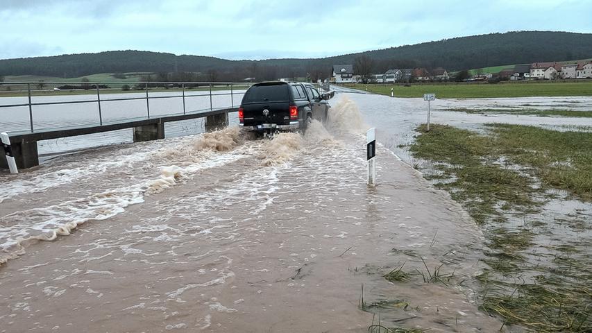Nach starken Regenschauern: Erste Straßen in der Region sind bereits überschwemmt