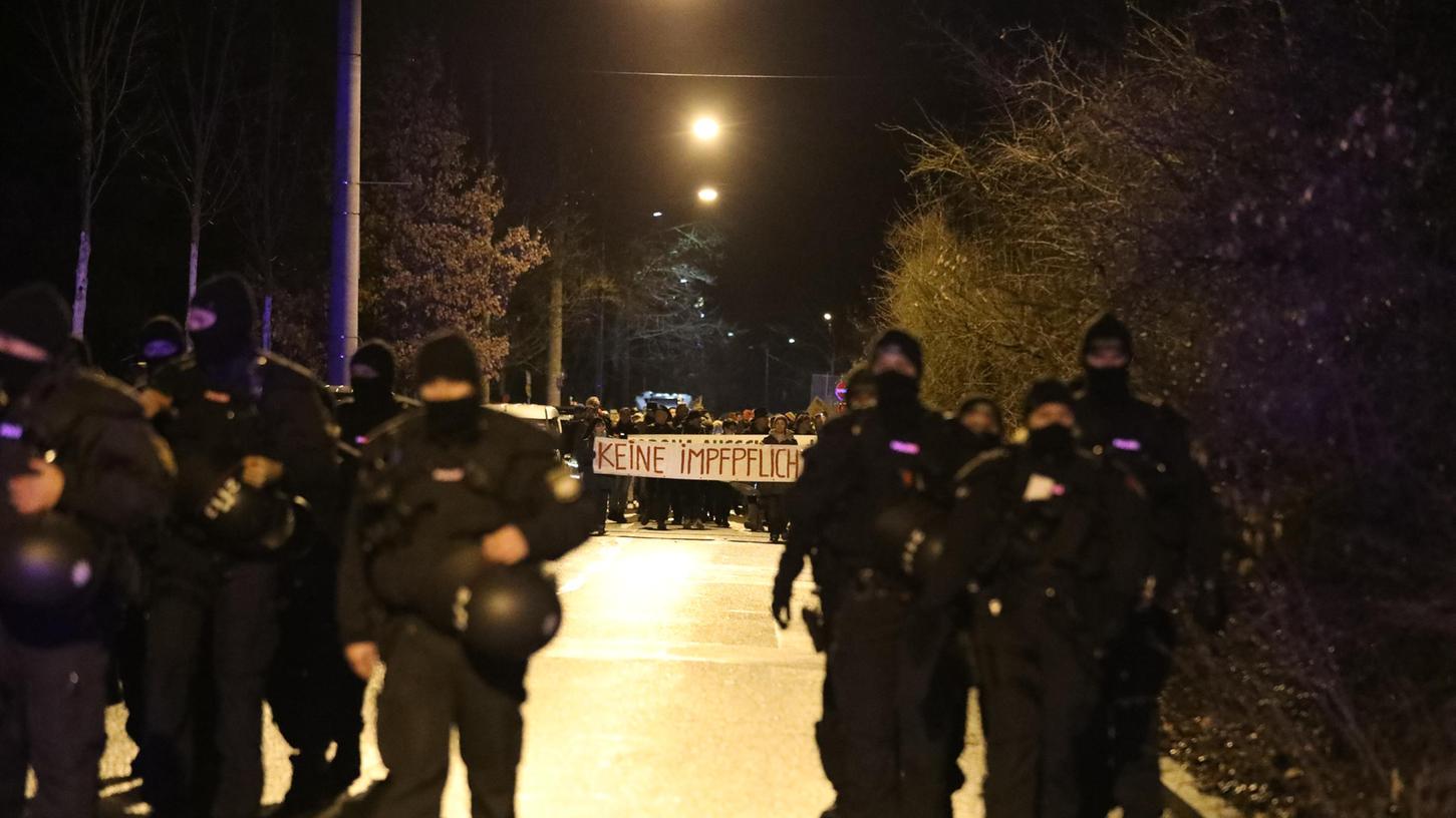 Dieser Protestzug verlief friedlich und im Rahmen der Gesetze: Am Montagabend zogen Gegner der Corona-Politik durch die Nürnberger Südstadt. Die Polizei spricht von rund 4000 Teilnehmerinnen und Teilnehmer.