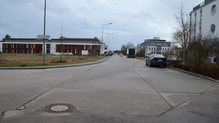 Nach der Neugestaltung der beiden Flächen ist die Sanierung der Ansbacher Straße an der Reihe. Sie ist die Haupterschließung für den O`Brien Park.
Nach der Neugestaltung der beiden Flächen ist die Sanierung der Ansbacher Straße an der Reihe. Sie ist die Haupterschließung für den O`Brien Park.