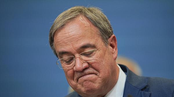 Erfolgreich ist die Union dann aber nur bedingt. Die SPD gewinnt die Bundestagswahl, während die CDU/CSU nach 16 Jahren Regierung von Kanzlerin Angela Merkel mit Armin Laschet auf ein Rekordtief stürzt. So einen Schlag muss auch Söder erst einmal wieder auffangen.