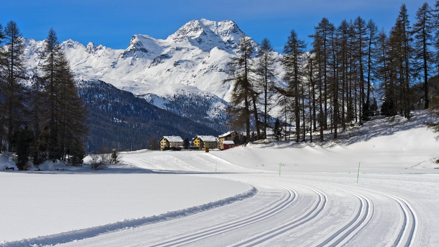 Langlaufloipen auf dem zugefrorenen Champfersee, hinten Gipfel Piz de la Margna, Champfer, Engadin, Graubünden, Schweiz
