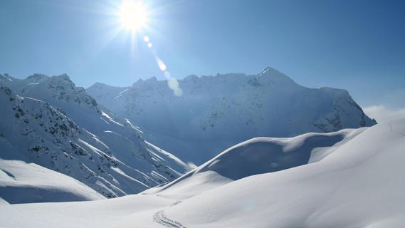 Sonne, Ruhe, Überblick: Eine Langlaufloipe in den Alpen.
