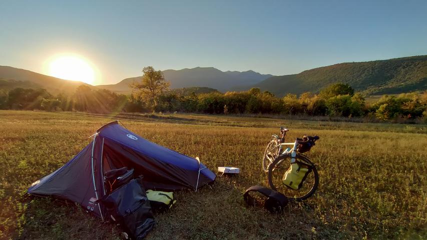 Stefan Neumüller aus Burgsalach ist von seinem Heimatort gut 4000 Kilometer bis nach Zypern geradelt. Einsames Zelten im Bularischen Balkan. Stefan Neumüller aus Burgsalach ist von seinem Heimatort gut 4000 Kilometer bis nach Zypern geradelt. Einsames Zelten im Bularischen Balkan.