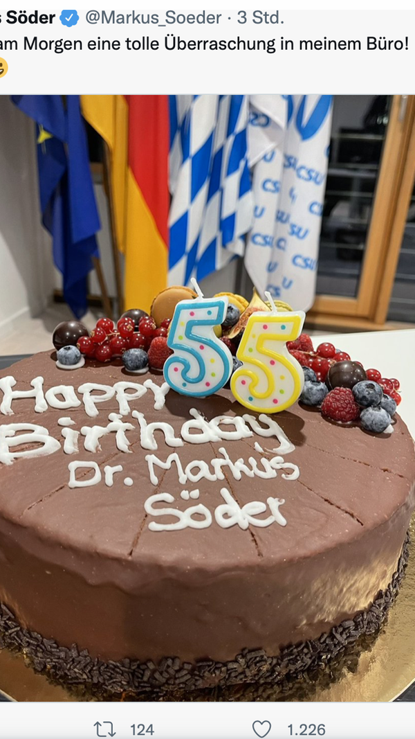 Söder feiert am 5. Januar 2022 seinen 55. Geburtstag. In seinem Büro erwartet ihn deshalb eine Schokotorte.