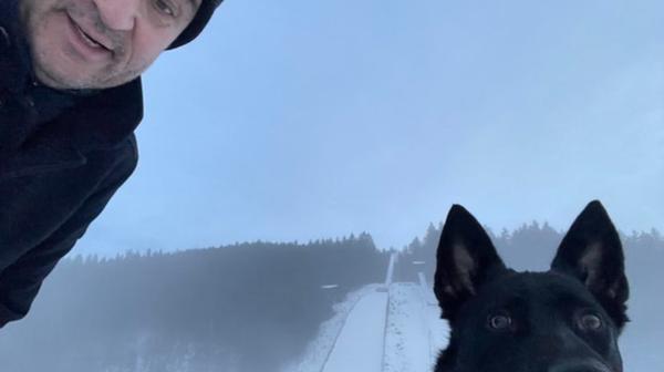 Was gibt's Besseres als ein Spaziergang in der eingeschneiten Natur und an der frischen Luft? Ein Spaziergang mit dem eigenen Hund! Söder liebt Hunde. Seit Januar 2021 ist Molly neben dem Zwergpinscher Bella der zweite Vierbeiner im Hause Söder.