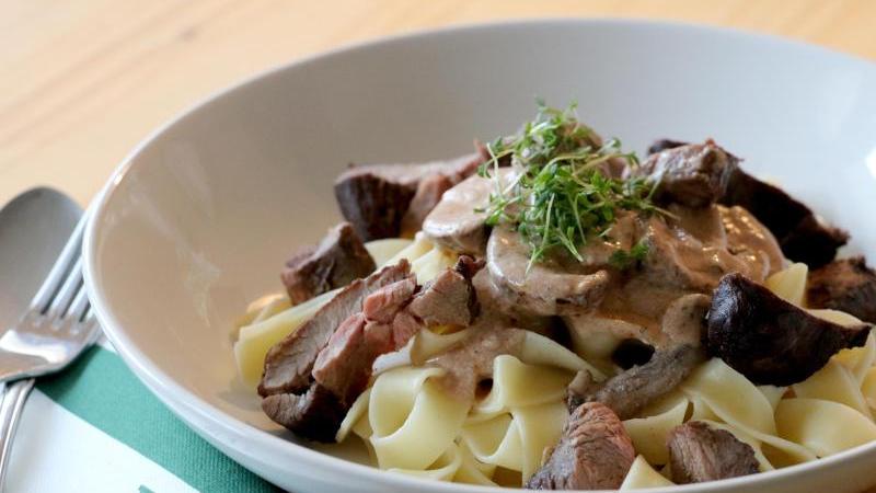Aus Rehfleisch von der Schulter oder Keule lässt sich eine «Wilde Tagliatelle» zubereiten. Aus Rehfleisch von der Schulter oder Keule lässt sich eine «Wilde Tagliatelle» zubereiten.