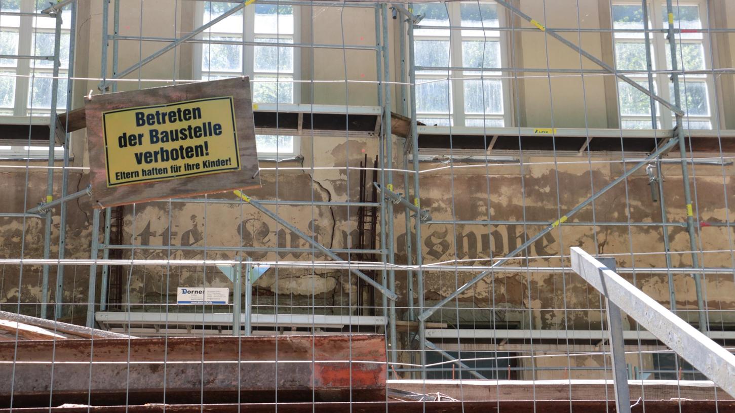 Seit vier Jahren verfällt das Gebäude vor sich hin, die Zwangsversteigerung kommt offenbar nicht voran.
Seit vier Jahren verfällt das Gebäude vor sich hin, die Zwangsversteigerung kommt offenbar nicht voran.