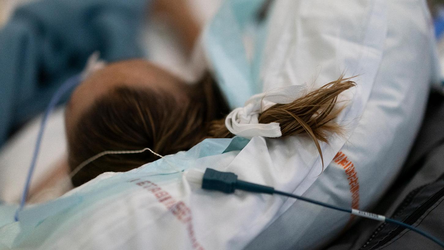 Eine ungeimpfte Frau aus Israel hat sich unter anderem mit Corona und Grippe gleichzeitig angesteckt. (Symbolbild)