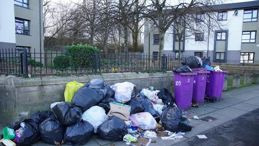 Überquellende Mülltonnen, die in der Cherry Street im Liverpooler Stadtteil Walton auf die Abholung durch die Müllabfuhr warten. 