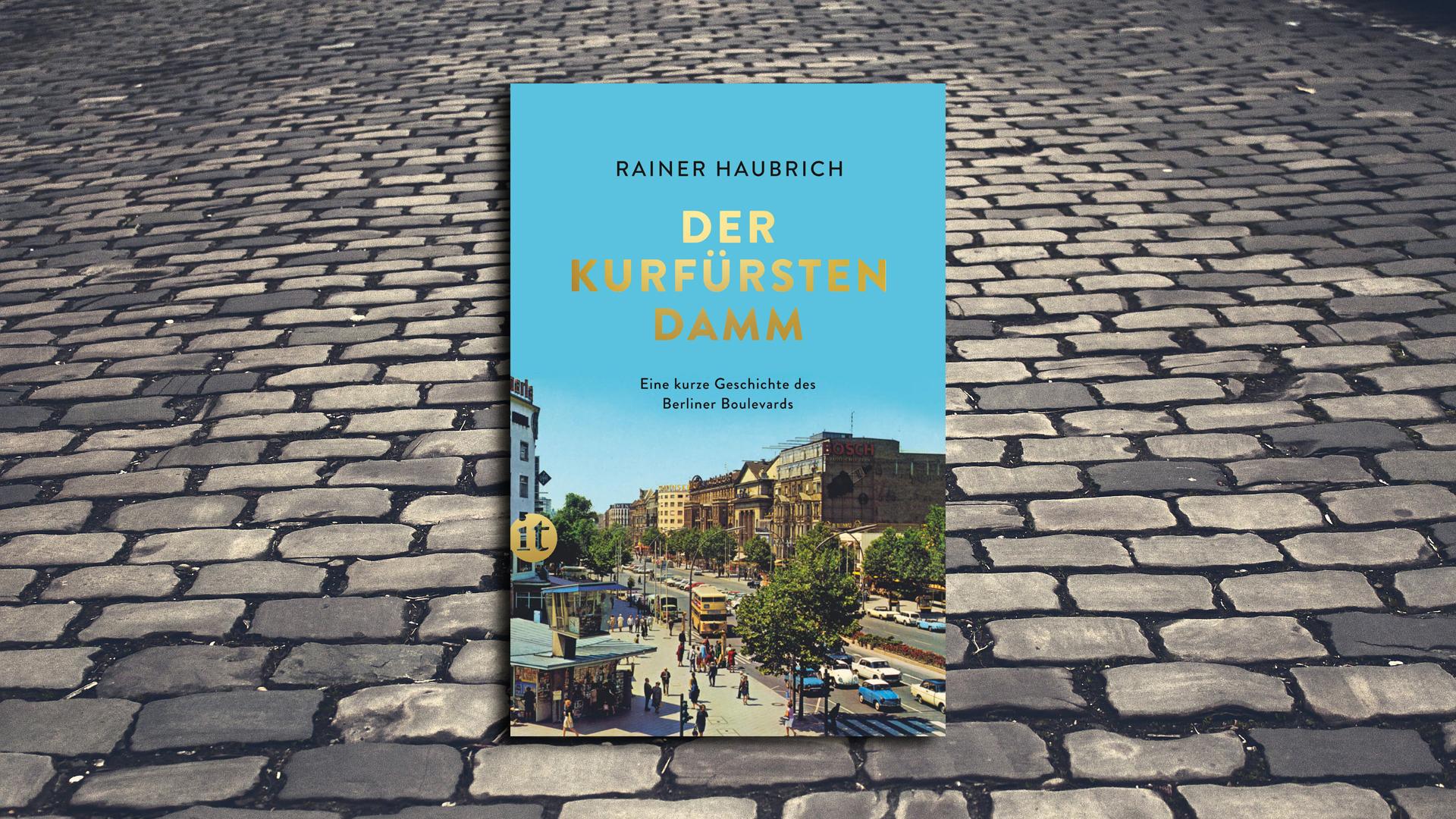 Im Berliner Theater des Westens strömen die Menschen zur Revue über das Jahr 1956 und auf dem realen Boulevard haben längst wieder das Leben und der Luxus Einzug gehalten: "Der Kurfürstendamm" im Westen der Hauptstadt ist ein Magnet für Einheimische und Touristen. Wie er wurde, was er ist, seine Glanzzeit und seinen Niedergang schildert der Architekturkritiker Rainer Haubrich in seiner schönen und kurzweiligen Geschichte über die Prachtstrasse, die als banaler Reitweg mit kleinen Villen am Rand hinaus zum See begann. Die wunderbaren Bauten, das quirlige Leben zwischen Romanischem Café, Varieté, Theatern und Nobeletablissements kamen erst am Ende des 19. Jahrhunderts. Mit dem illustrierten Führer und seinen Geschichten  kann man heute prima schlendern (Insel Verlag, 15 Euro).  Bernd Noack
