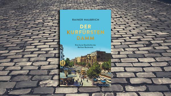 Im Berliner Theater des Westens strömen die Menschen zur Revue über das Jahr 1956 und auf dem realen Boulevard haben längst wieder das Leben und der Luxus Einzug gehalten: "Der Kurfürstendamm" im Westen der Hauptstadt ist ein Magnet für Einheimische und Touristen. Wie er wurde, was er ist, seine Glanzzeit und seinen Niedergang schildert der Architekturkritiker Rainer Haubrich in seiner schönen und kurzweiligen Geschichte über die Prachtstrasse, die als banaler Reitweg mit kleinen Villen am Rand hinaus zum See begann. Die wunderbaren Bauten, das quirlige Leben zwischen Romanischem Café, Varieté, Theatern und Nobeletablissements kamen erst am Ende des 19. Jahrhunderts. Mit dem illustrierten Führer und seinen Geschichten kann man heute prima schlendern (Insel Verlag, 15 Euro). Bernd Noack
