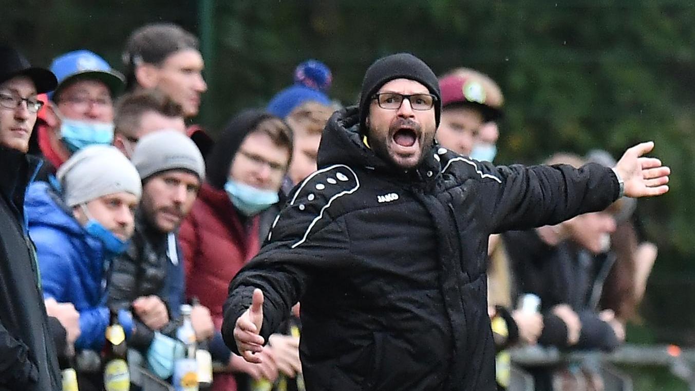 Vier Jahre lang hat Thomas Roth den SV Lauterhofen engagiert trainiert und gecoacht, jetzt legt er sein Amt nieder.
Vier Jahre lang hat Thomas Roth den SV Lauterhofen engagiert trainiert und gecoacht, jetzt legt er sein Amt nieder.