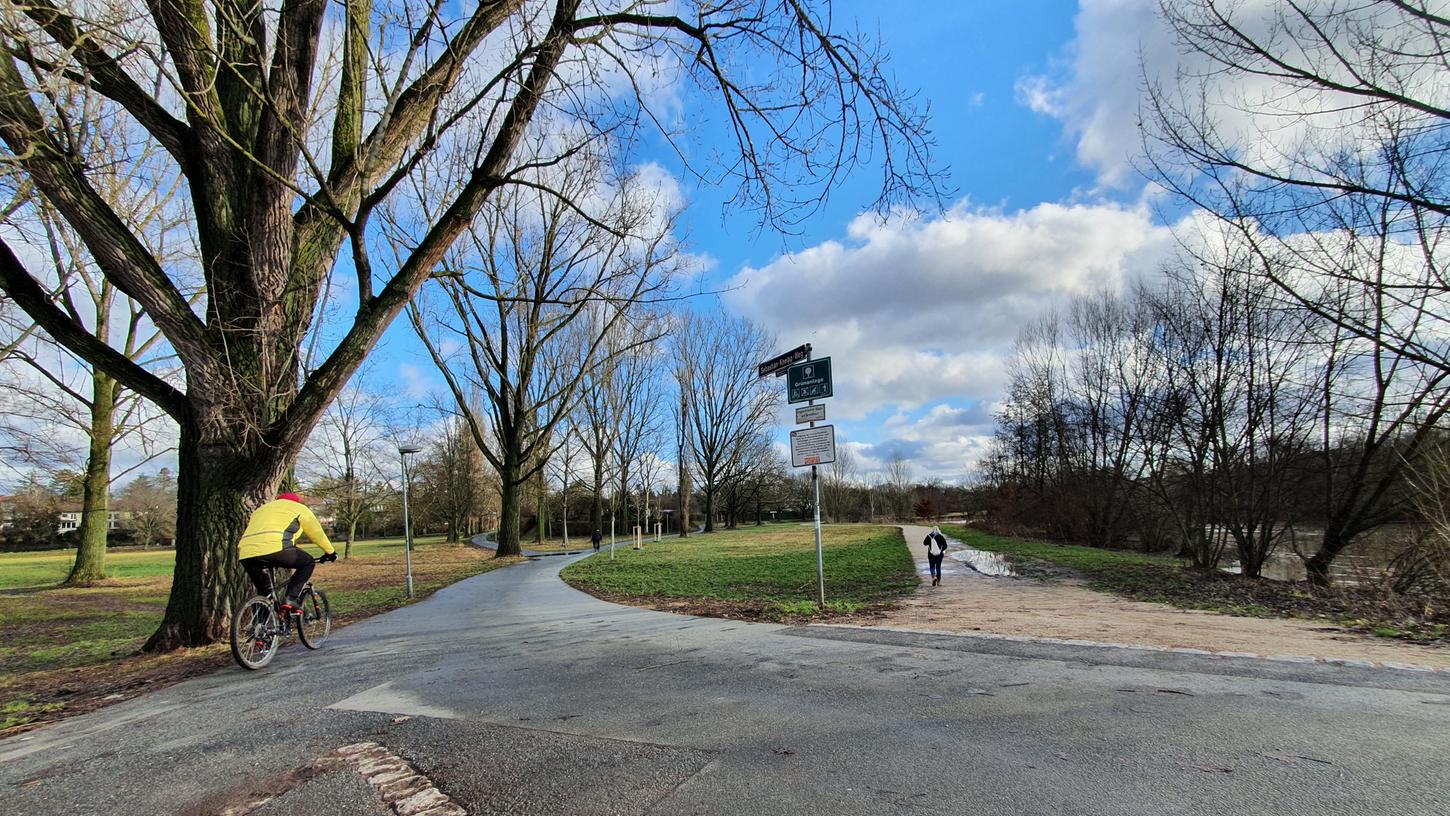 Beim Verkehrsversuch hätten Fußgänger nur noch den Schotterweg rechts, entlang der Pegnitz, nutzen dürfen, aber nicht mehr die asphaltierte Strecke links.