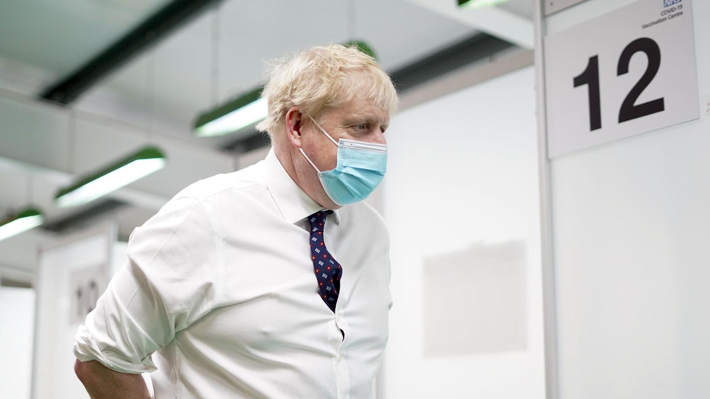 Boris Johnson, Premierminister von Großbritannien, besucht das Impfzentrum im Guttman Centre im Stoke Mandeville Stadium.