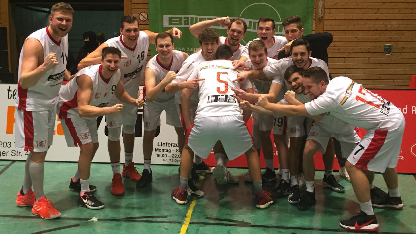 Nach dem fünften Saisonsieg gegen Unterhaching deuteten die jubelnden VfL-Baskets symbolisch auf die Rückennummer fünf von Kevin Vogt. Durch den Rückzug von Bad Aibling ist die Zahl der Treuchtlinger Siege inzwischen aber auf vier geschrumpft.
Nach dem fünften Saisonsieg gegen Unterhaching deuteten die jubelnden VfL-Baskets symbolisch auf die Rückennummer fünf von Kevin Vogt. Durch den Rückzug von Bad Aibling ist die Zahl der Treuchtlinger Siege inzwischen aber auf vier geschrumpft.