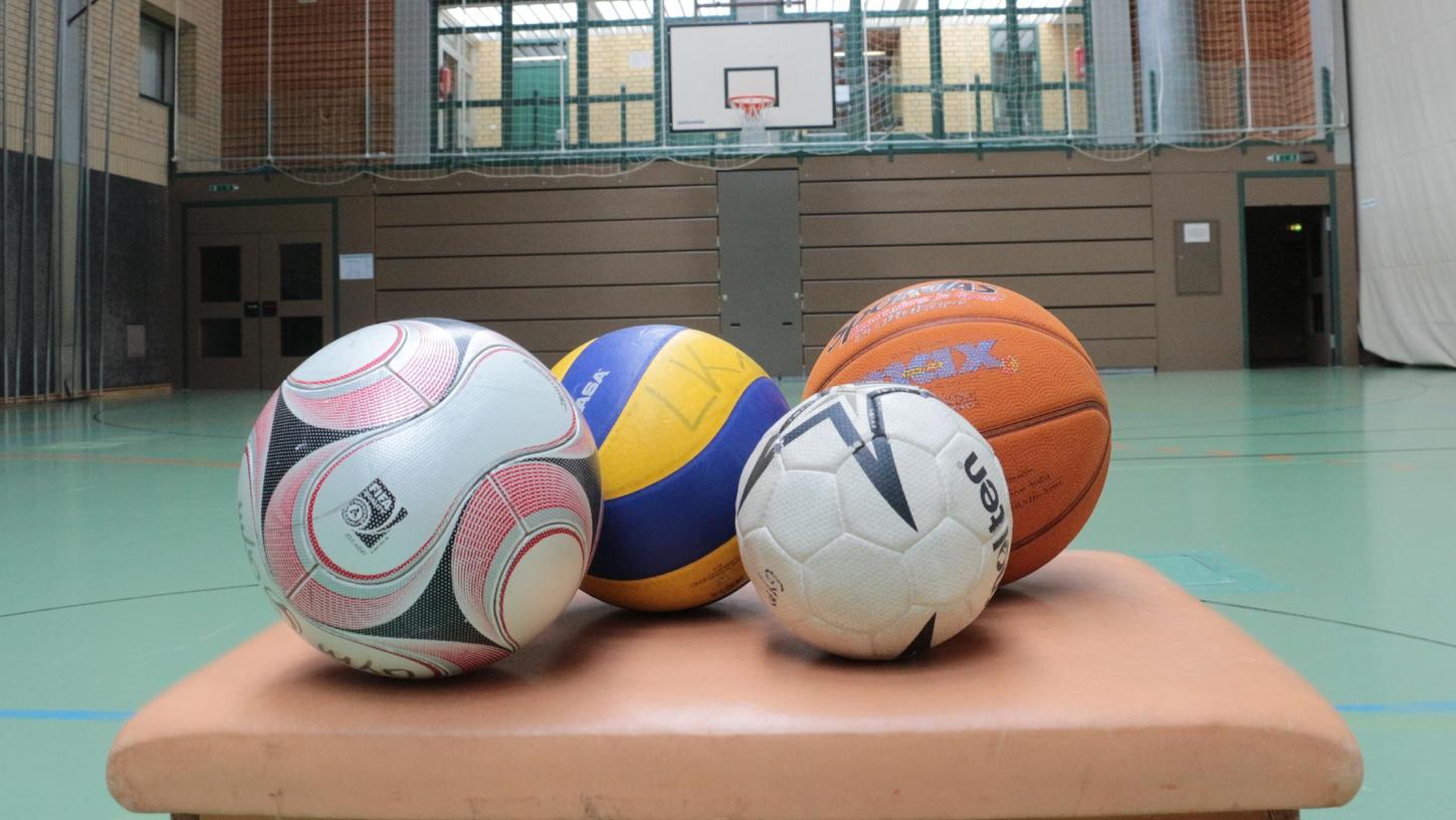 Die Bälle ruhen (noch): Im Fußball gibt es keine Hallenrunde, Volleyball und Basketball wollen ab dem 8. Januar wieder loslegen, und Handball wartet bis Ende Januar.
Die Bälle ruhen (noch): Im Fußball gibt es keine Hallenrunde, Volleyball und Basketball wollen ab dem 8. Januar wieder loslegen, und Handball wartet bis Ende Januar.