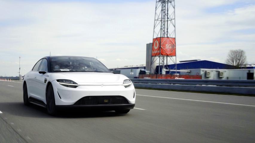Hier ist die Elektro-Limousine Vision-S 01 auf Testfahrt im nordrhein-westfälischen Aldenhoven unterwegs. Hier ist die Elektro-Limousine Vision-S 01 auf Testfahrt im nordrhein-westfälischen Aldenhoven unterwegs.