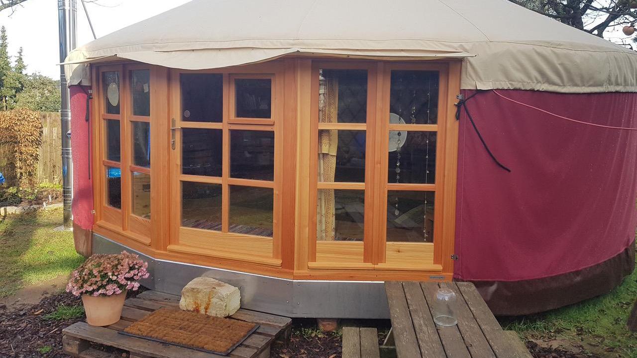 „Das ist flexibel, kostengünstig und umweltfreundlich“: Diese Jurte haben sich Kathrin und Wolfgang Wienss ist ihren Garten gebaut. Nun suchen sie Gleichgesinnte für den Aufbau einer Tiny-House-Siedlung in Schwabach.
„Das ist flexibel, kostengünstig und umweltfreundlich“: Diese Jurte haben sich Kathrin und Wolfgang Wienss ist ihren Garten gebaut. Nun suchen sie Gleichgesinnte für den Aufbau einer Tiny-House-Siedlung in Schwabach.