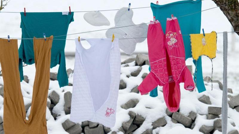 Wäsche trocknet im Freien auch an frostigen Tagen.