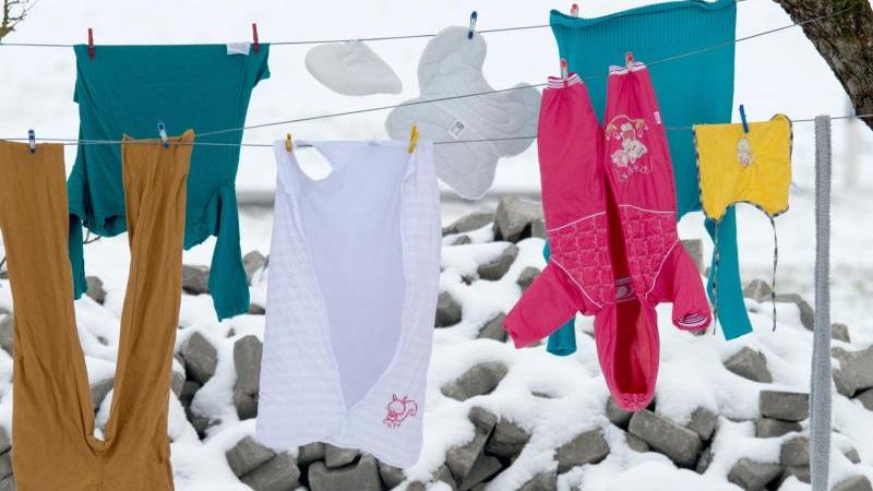 Wäsche trocknet im Freien auch an frostigen Tagen. Wäsche trocknet im Freien auch an frostigen Tagen.