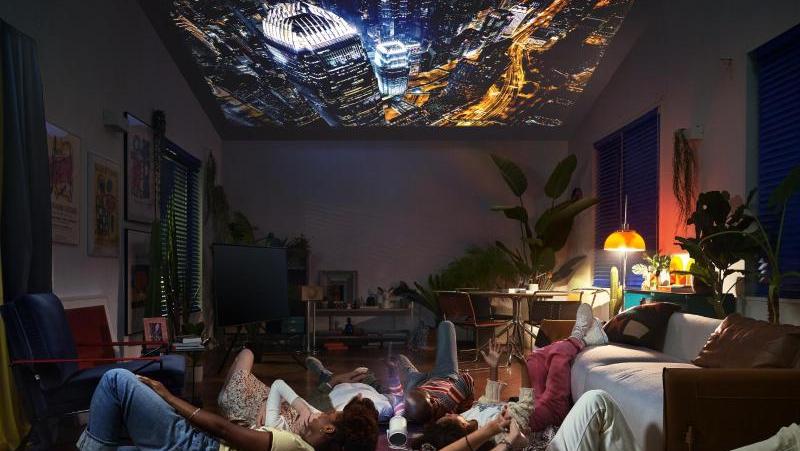 Warum nicht mal einen Film an der Decke schauen? Mit Samsungs Projektor The Freestyle soll genau das möglich sein. Warum nicht mal einen Film an der Decke schauen? Mit Samsungs Projektor The Freestyle soll genau das möglich sein.