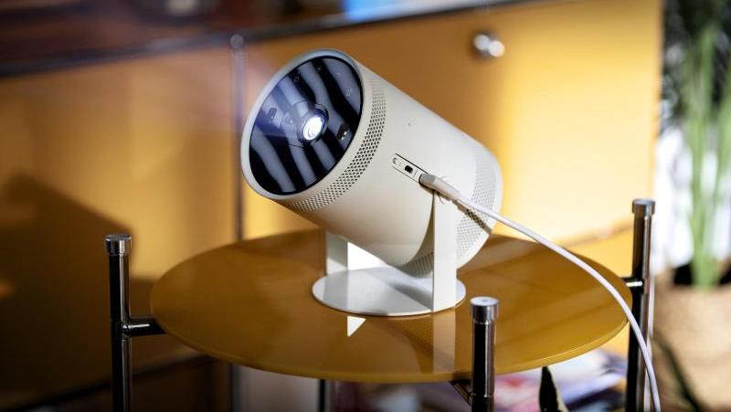 Samsungs Projektor The Freestyle kann man einfach hinstellen und ausrichten. Bis zu 100 Zoll Bilddiagonale soll der Beamer in Full HD liefern. Samsungs Projektor The Freestyle kann man einfach hinstellen und ausrichten. Bis zu 100 Zoll Bilddiagonale soll der Beamer in Full HD liefern.