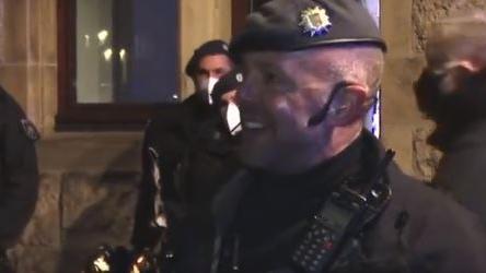 Polizistenvideo wird zum Internet-Hit: "Sie wollen nicht spazieren - sie wollen uns verarschen"
