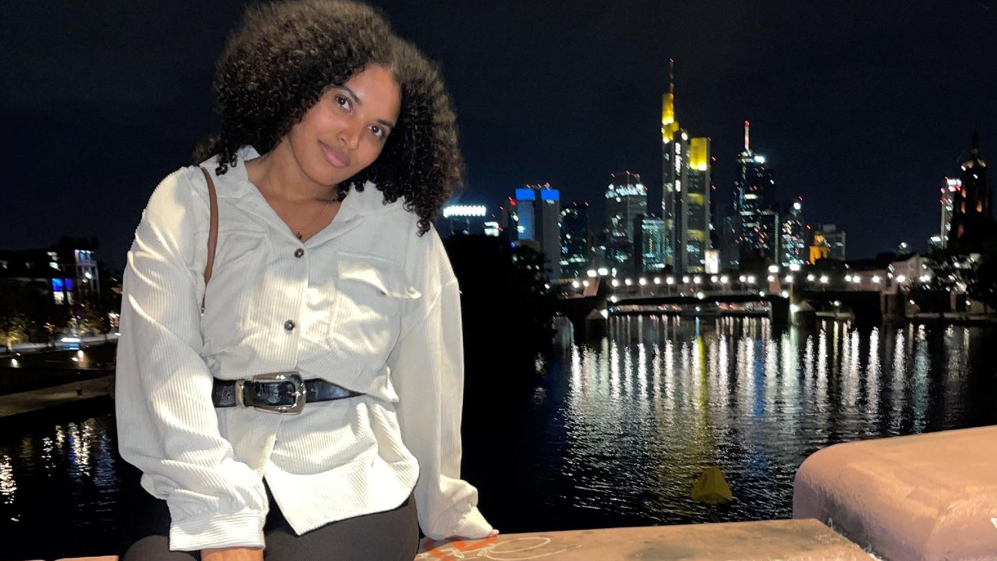 Die in Erlangen geborene und unter anderem in Nürnberg aufgewachsene Katharina Adebayo lebt in Frankfurt/Main und modelt für verschiedene Firmen, Labels und Designer.
Die in Erlangen geborene und unter anderem in Nürnberg aufgewachsene Katharina Adebayo lebt in Frankfurt/Main und modelt für verschiedene Firmen, Labels und Designer.