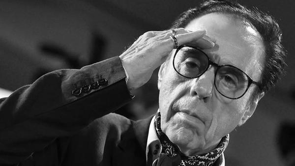 Der berühmte US-Regisseur ist im Alter von 82 Jahren gestorben. Seine größten Erfolge feierte Bogdanovich in den 1970er-Jahren. Er wurde als Hollywoods "Wunderkind" gefeiert. Mit Klassikern wie "The Last Picture Show", "What's Up Doc" oder "Paper Moon" ist Bogdanovich in die Filmgeschichte eingegangen.