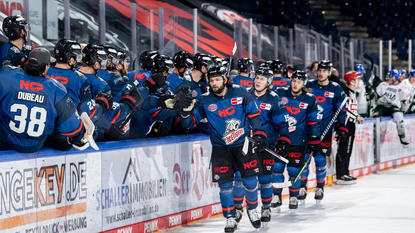 Angenehm: Tyler Sheehy lässt sich zum 3:0 gratulieren.
Angenehm: Tyler Sheehy lässt sich zum 3:0 gratulieren.