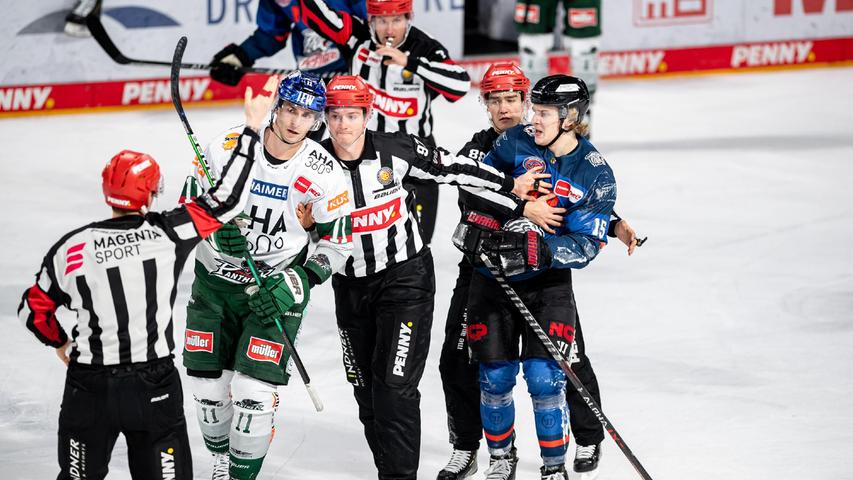 Unnötig: Adam Payerl wird von Charlie Jahnke verfolgt, nachdem er den Nürnberger mit einem Kniecheck aus dem Spiel genomme hatte.
Unnötig: Adam Payerl wird von Charlie Jahnke verfolgt, nachdem er den Nürnberger mit einem Kniecheck aus dem Spiel genomme hatte.