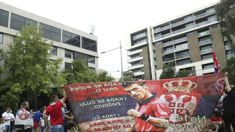 Demonstranten versammeln sich in Melbourne vor einem Hotel für Einwanderer, in dem Novak Djokovic untergebracht sein soll. Demonstranten versammeln sich in Melbourne vor einem Hotel für Einwanderer, in dem Novak Djokovic untergebracht sein soll.