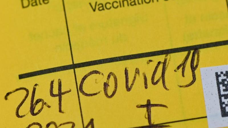 Ein Chefarzt aus dem Klinikum Weiden soll einen Impfnachweis gefälscht haben - jetzt droht ihm eine Geld- oder Freiheitsstrafe (Symbolbild).