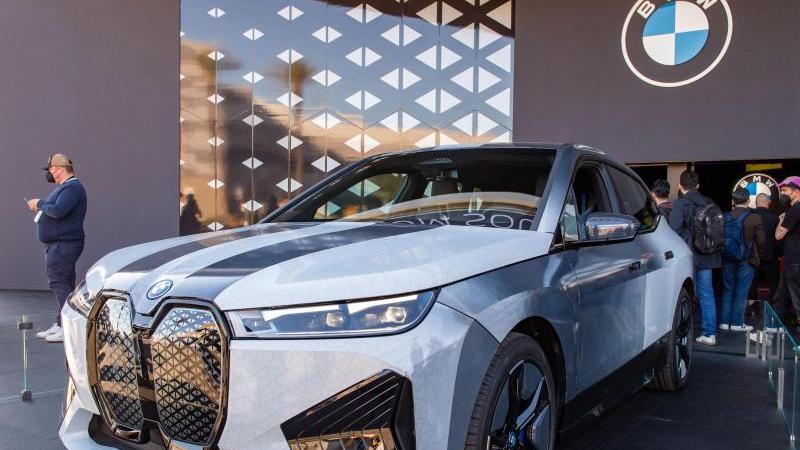 Der BMW iX Flow steht wechselt die Farbe zwischen Weiß und Dunkelgrau. Der BMW iX Flow steht wechselt die Farbe zwischen Weiß und Dunkelgrau.