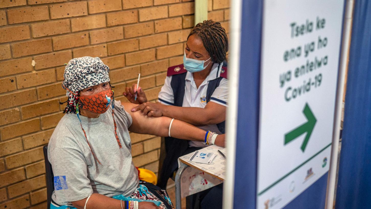 Eine Frau erhält im Mehrzweckzentrum von Orange Farm in Südafrika eine Corona-Impfung: Hat das Land die Pandemie überwunden?