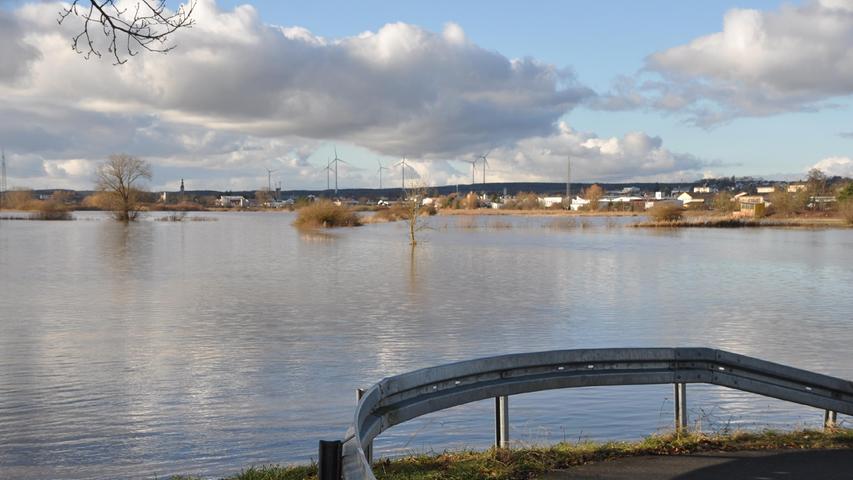 Nach anhaltenden Regenfällen in der ersten Januarwoche 2022 ist die Aisch im Raum Adelsdorf/Höchstadt erneut über die Ufer getreten. Wiesen und Sportplätze stehen unter Wasser.