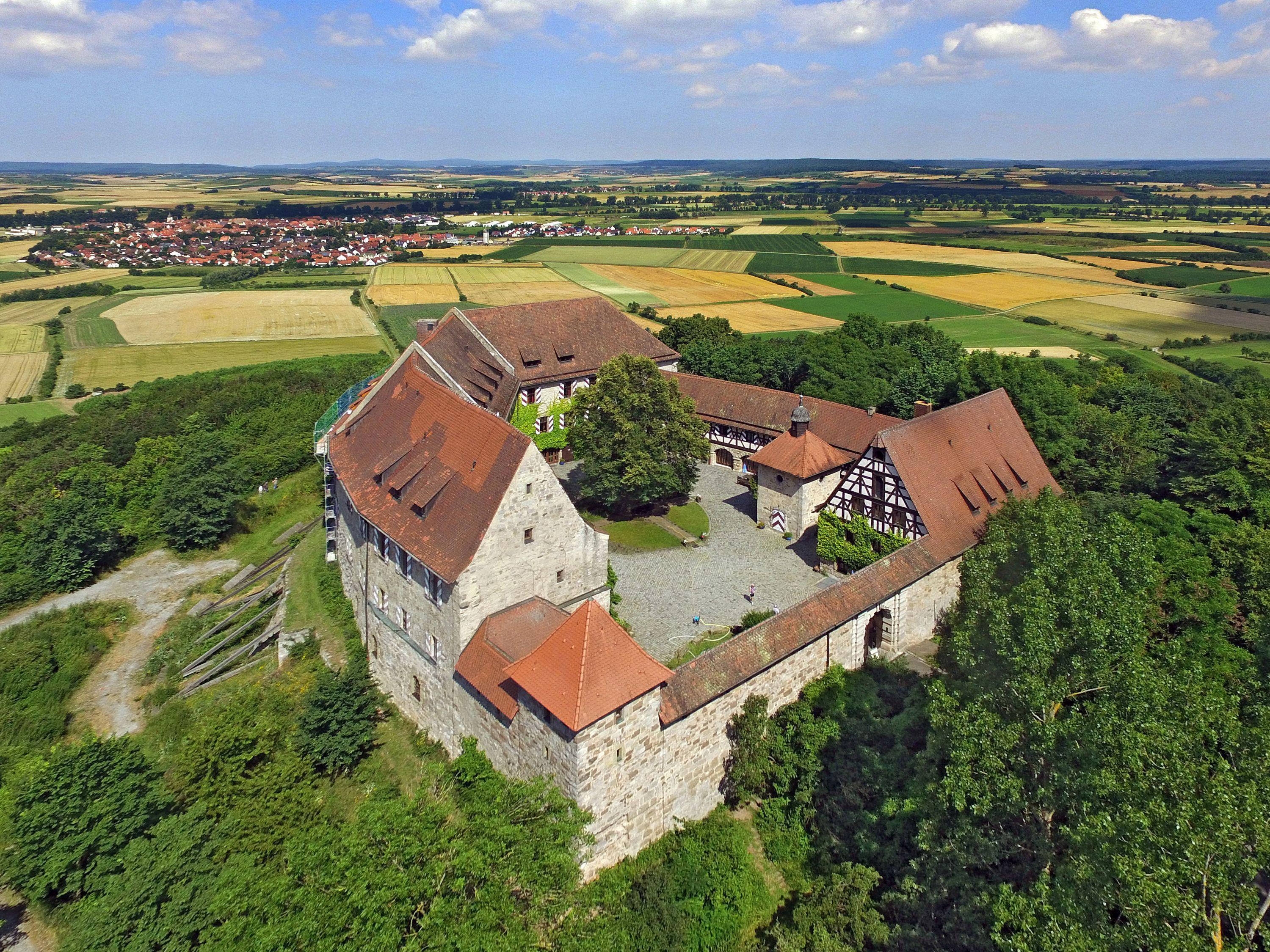 Seit knapp 900 Jahren steht die Burg auf der Anhöhe.