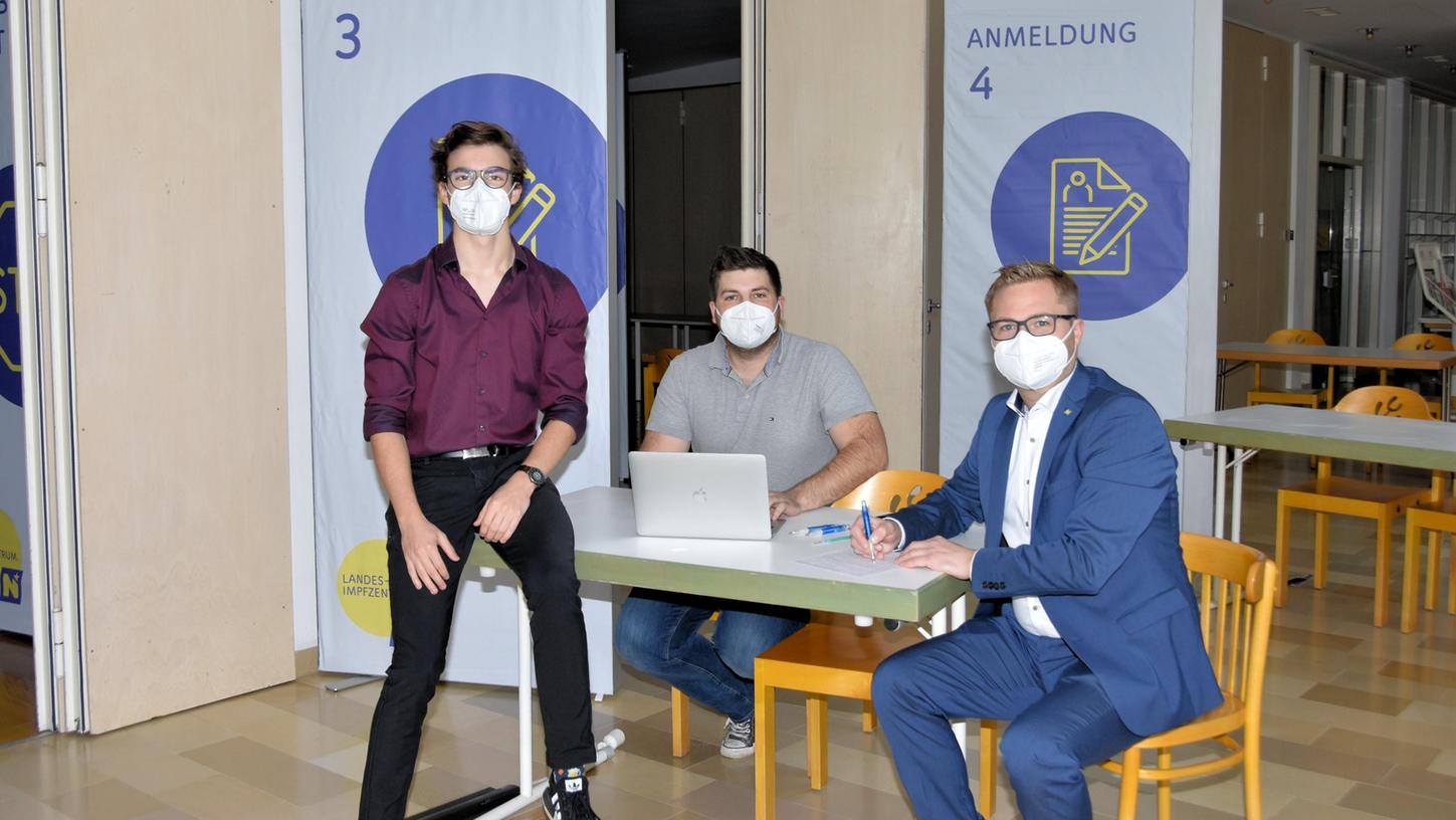 Im Mistelbacher Stadtsaal hat das Bundesland Niederösterreich eines von neun Landesimpfzentren eingerichtet. Von links: Impfkoordinator Julian Huber, Martin Wallisch und Bürgermeister Erich Stubenvoll
Im Mistelbacher Stadtsaal hat das Bundesland Niederösterreich eines von neun Landesimpfzentren eingerichtet. Von links: Impfkoordinator Julian Huber, Martin Wallisch und Bürgermeister Erich Stubenvoll