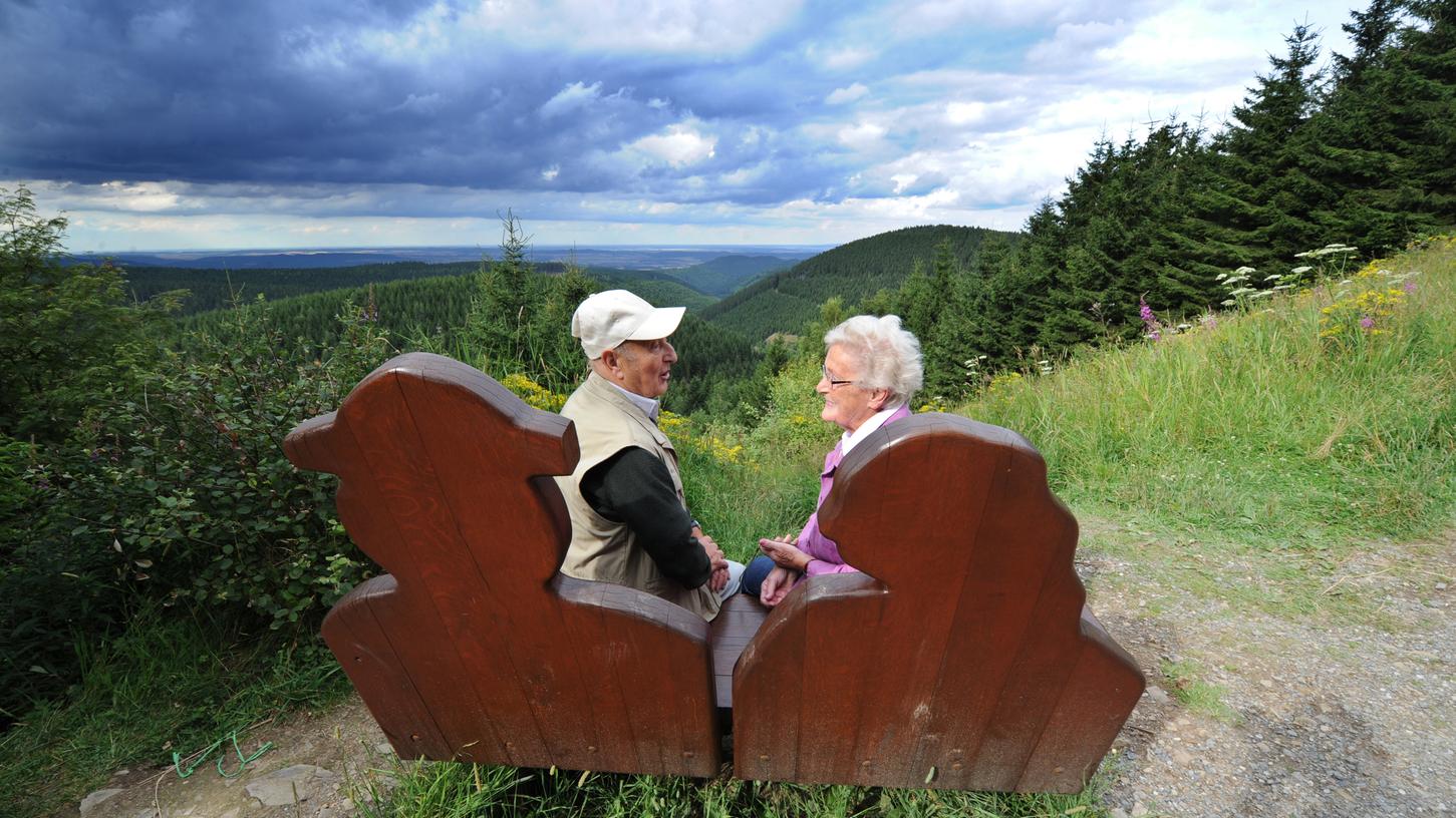 Für Arbeitgeberpräsident Rainer Dulger ist die aktuelle Rentnergeneration die bestversorgte, die es je gab. Hier ein Paar am "Liebesbankweg" im Oberharz.