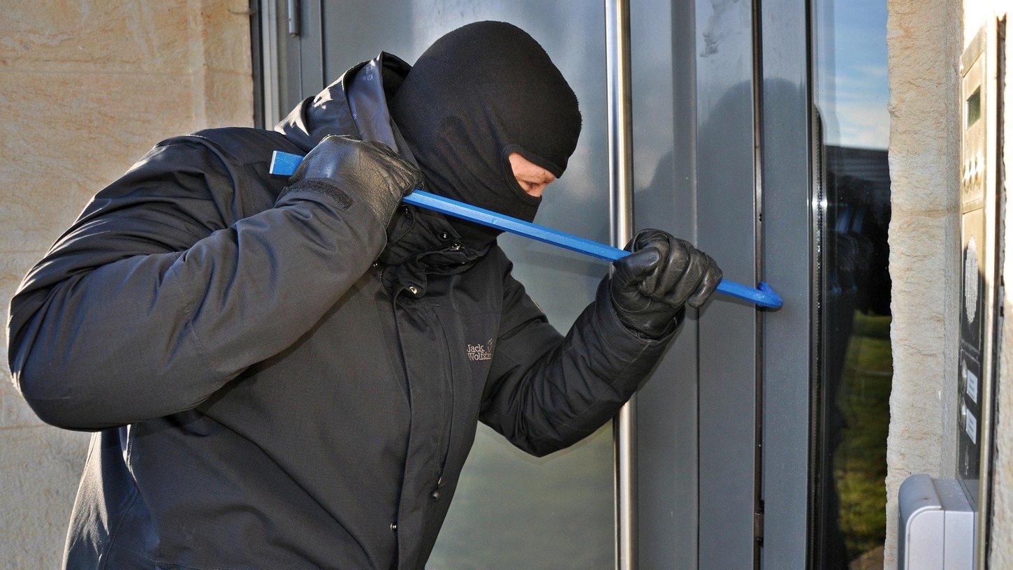 Wie der unbekannte Mann in das Einfamilienhaus in Erlangen kam und ob ein Entwendungsschaden entstanden ist, ist momentan Gegenstand der Ermittlungen des zuständigen Fachkommissariats der Kriminalpolizei (Symbolbild). Wie der unbekannte Mann in das Einfamilienhaus in Erlangen kam und ob ein Entwendungsschaden entstanden ist, ist momentan Gegenstand der Ermittlungen des zuständigen Fachkommissariats der Kriminalpolizei (Symbolbild).