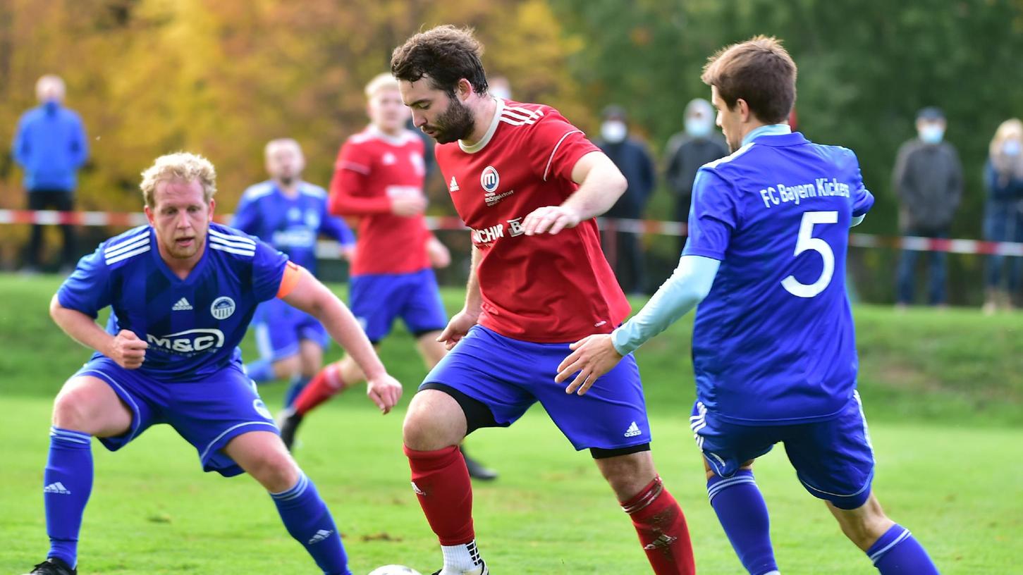 Hat mit Mögeldorf in der Kreisliga und auch nach dem Aufstieg in der Bezirksliga überzeugt: Angreifer Tobias Grätz (Bildmitte).
Hat mit Mögeldorf in der Kreisliga und auch nach dem Aufstieg in der Bezirksliga überzeugt: Angreifer Tobias Grätz (Bildmitte).