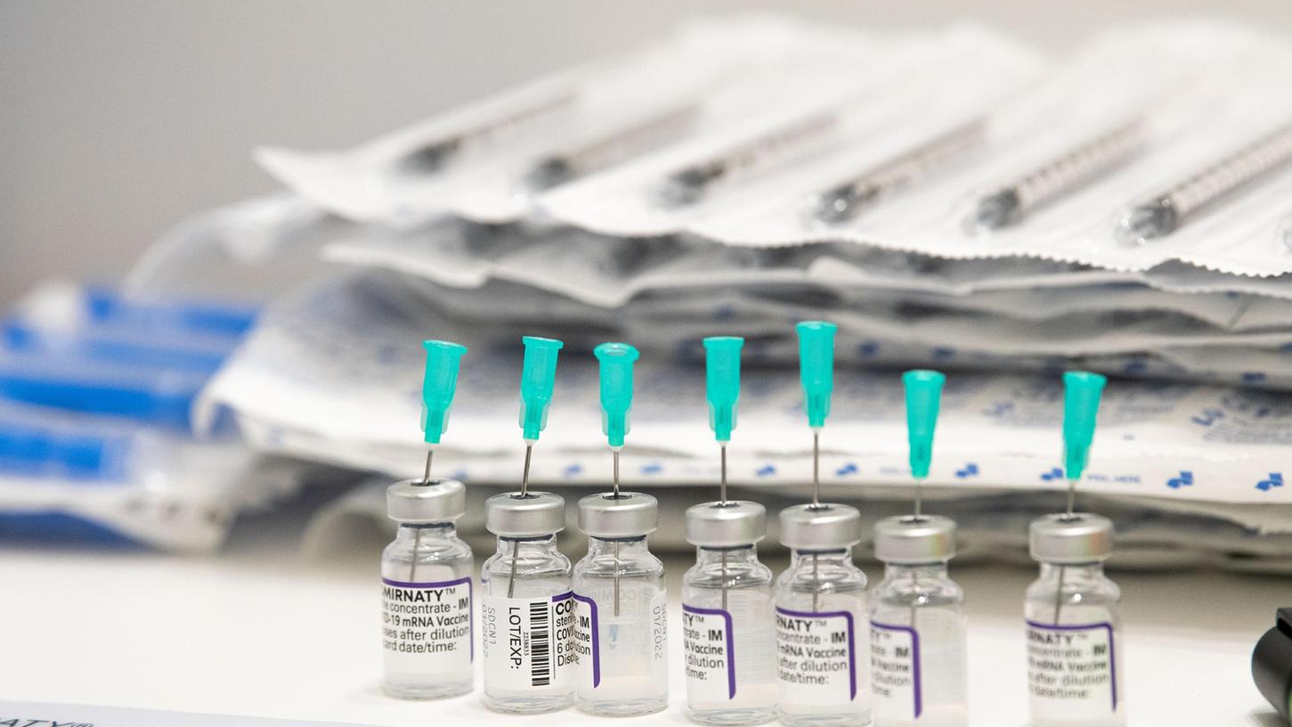 Verimpft werden an der Stadthalle der Impfstoff von Moderna sowie von Biontech.
