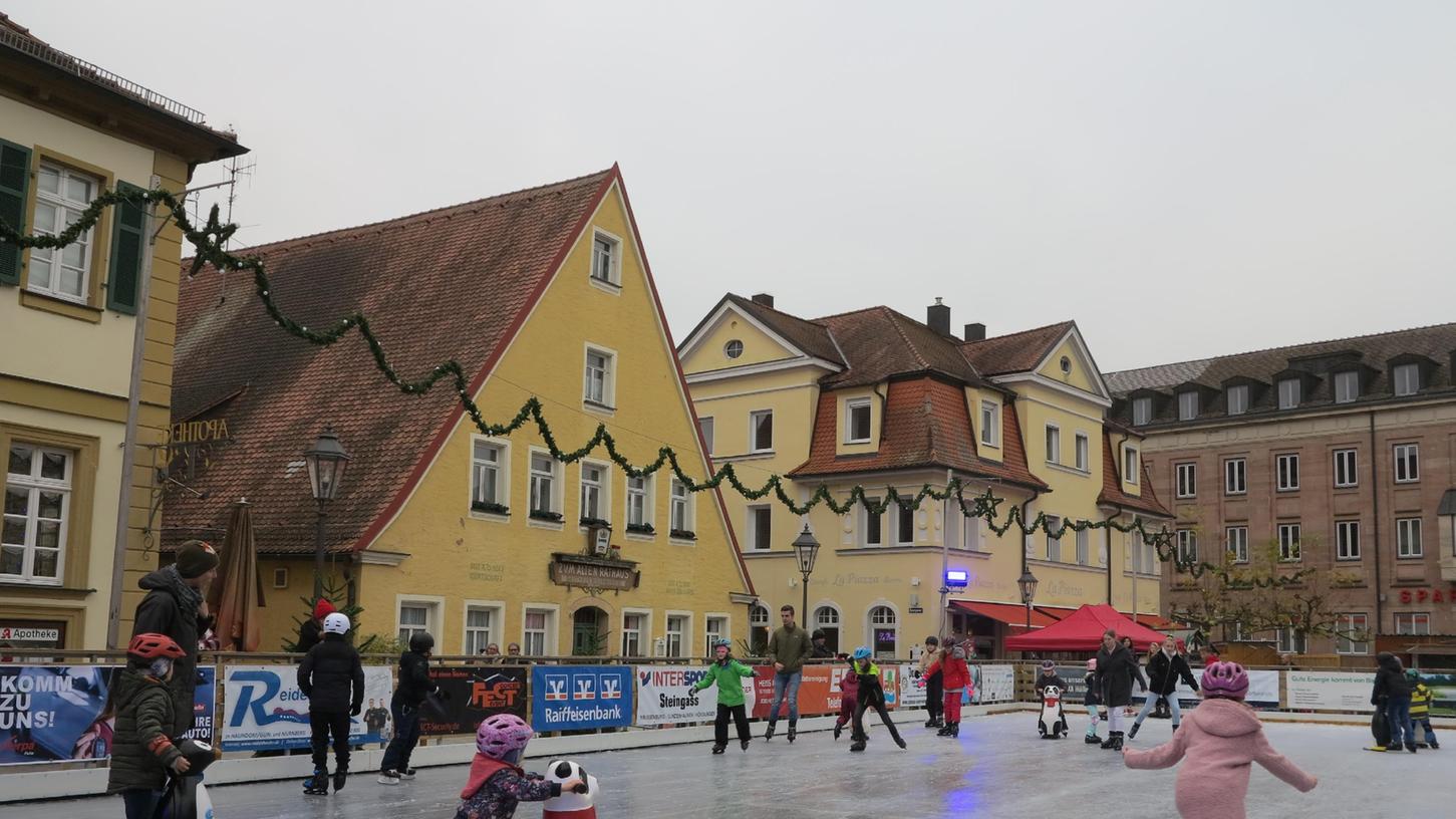 Sport an der frischen Luft: Die Eisbahn mitten auf dem Marktplatz hat diese Saison vor allem Kinder und Jugendliche angelockt.
Sport an der frischen Luft: Die Eisbahn mitten auf dem Marktplatz hat diese Saison vor allem Kinder und Jugendliche angelockt.