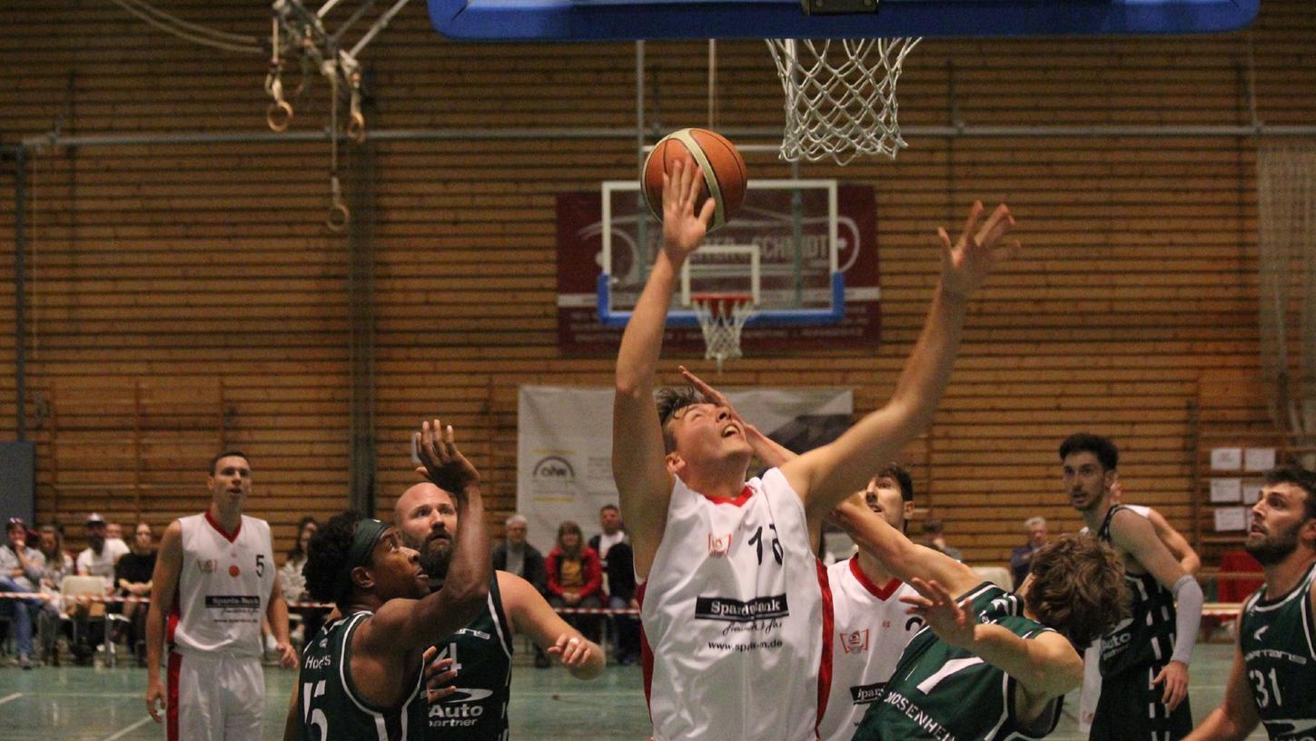 Jonathan Schwarz (Mitte) war einer der Aktivposten beim klaren Treuchtlinger Sieg im Hinspiel gegen Rosenheim. Die VfL-Baskets werden auch heute Abend im Rückspiel alles in die Waagschale werfen müssen, wenn sie erneut gewinnen wollen.  