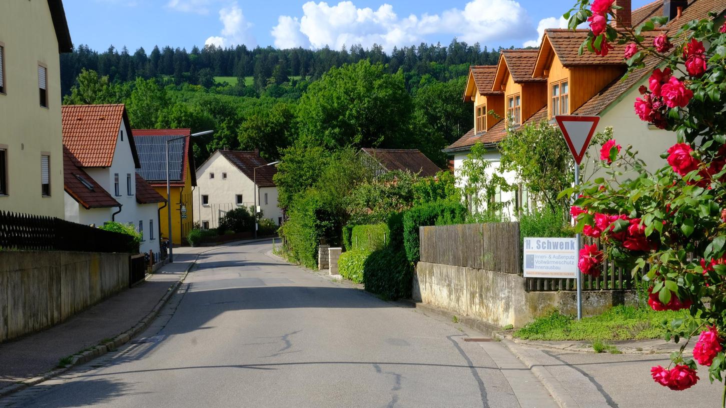 Die Ortsdurchfahrt von Niederhofen soll im Zuge des Dorferneuerungsverfahrens neugestaltet werden. In diesem Jahr wird die Entwurfsplanung gemacht.