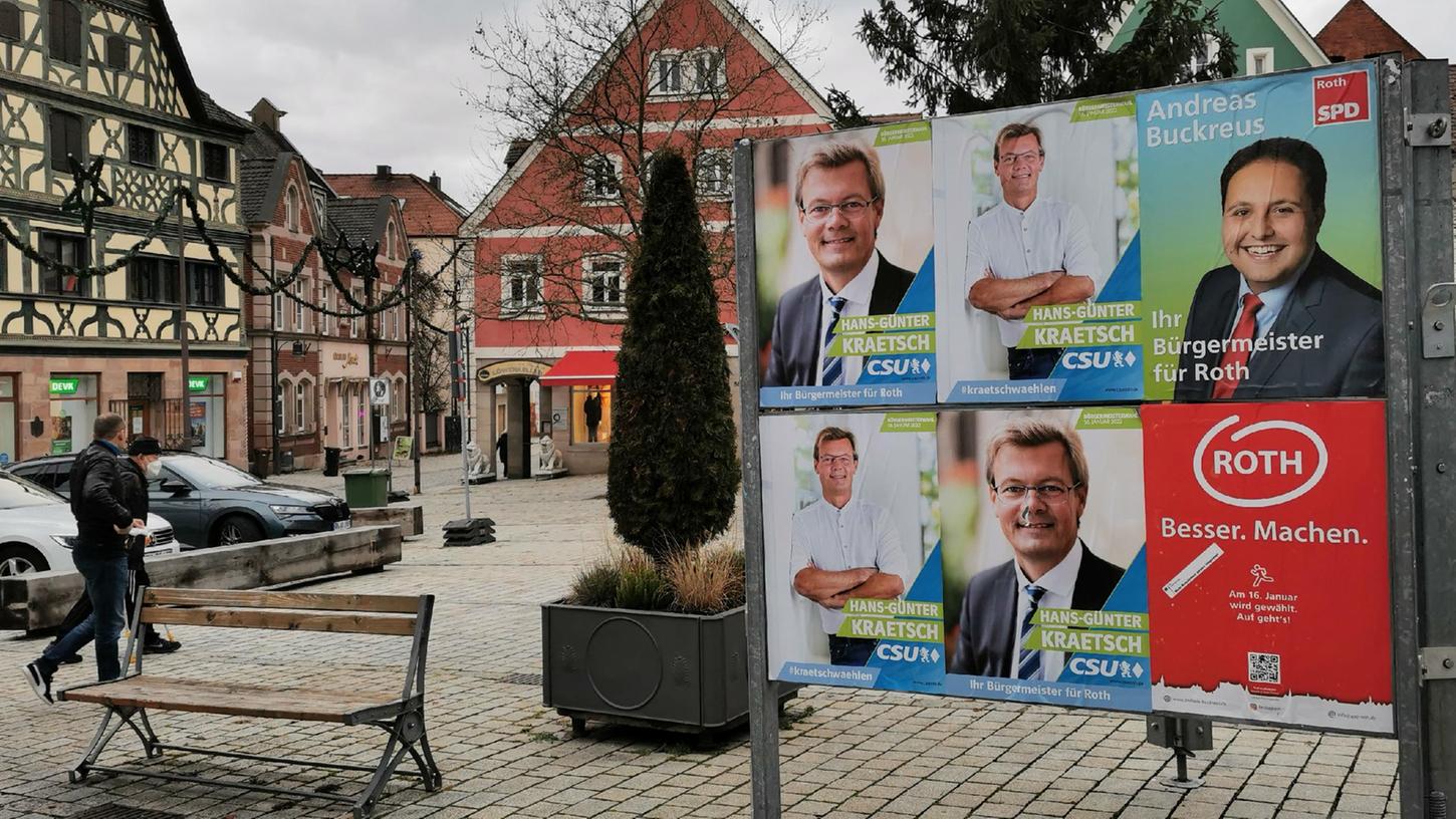 Wahlplakate auf dem Rother Marktplatz: Auch wenn wegen der Pandemie bisher keine rechte Wahlkampfstimmung aufkommen will - am 16. Januar wird in der Kreisstadt ein neuer Rathauschef gewählt.
