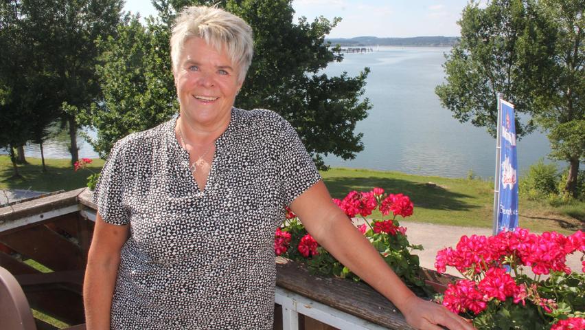Barbara Georgi wohnt in Ramsberg mit Blick auf den Brombachsee, wo sie nach 45 Berufsjahren mit vielen Terminen und Reisen ihren Ruhestand verbringen will.
Barbara Georgi wohnt in Ramsberg mit Blick auf den Brombachsee, wo sie nach 45 Berufsjahren mit vielen Terminen und Reisen ihren Ruhestand verbringen will.
