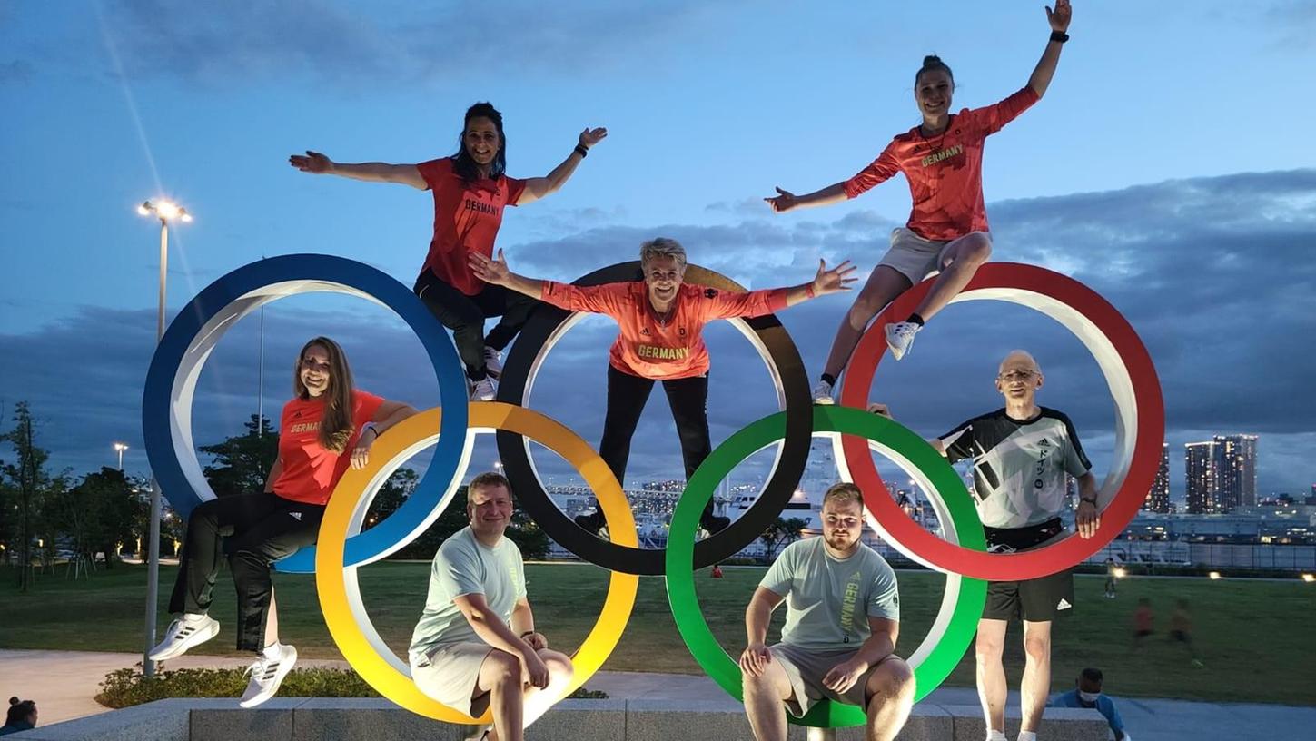 Die Olympiade in Tokio war für Barbara Georgi (Mitte) nochmals ein „Riesenerlebnis“ und ein Höhepunkt ihrer Karriere als Bundestrainerin der deutschen Pistolenschützen. Unser Bild zeigt sie zusammen mit ihrem Team bei einem besonderen Schnappschuss an den olympischen Ringen in der japanischen Metropole.  