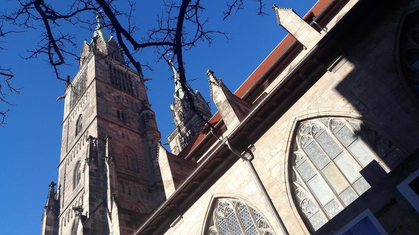 Der gotische Kirchenbau St.Lorenz zu Nürnberg, das städtebauliche Pendant zu der älteren Kirche St.Sebald, mal aus einer besonderen Perspektive. 

