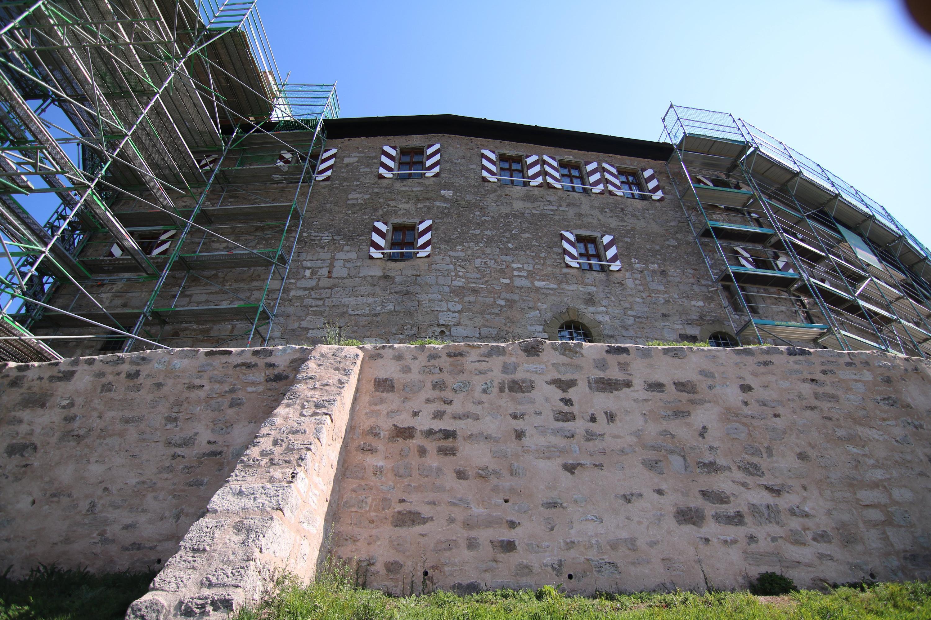 An der Fassade hin zu den Weinbergen mussten Steine restauriert werden.